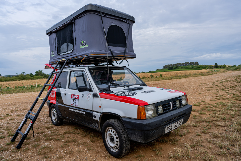 Fiat Panda se střešním stanem na hagusech
