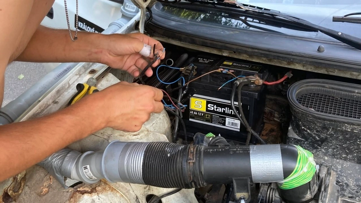 Řešení technické závady vozidla během roadtripu Králové na tripu