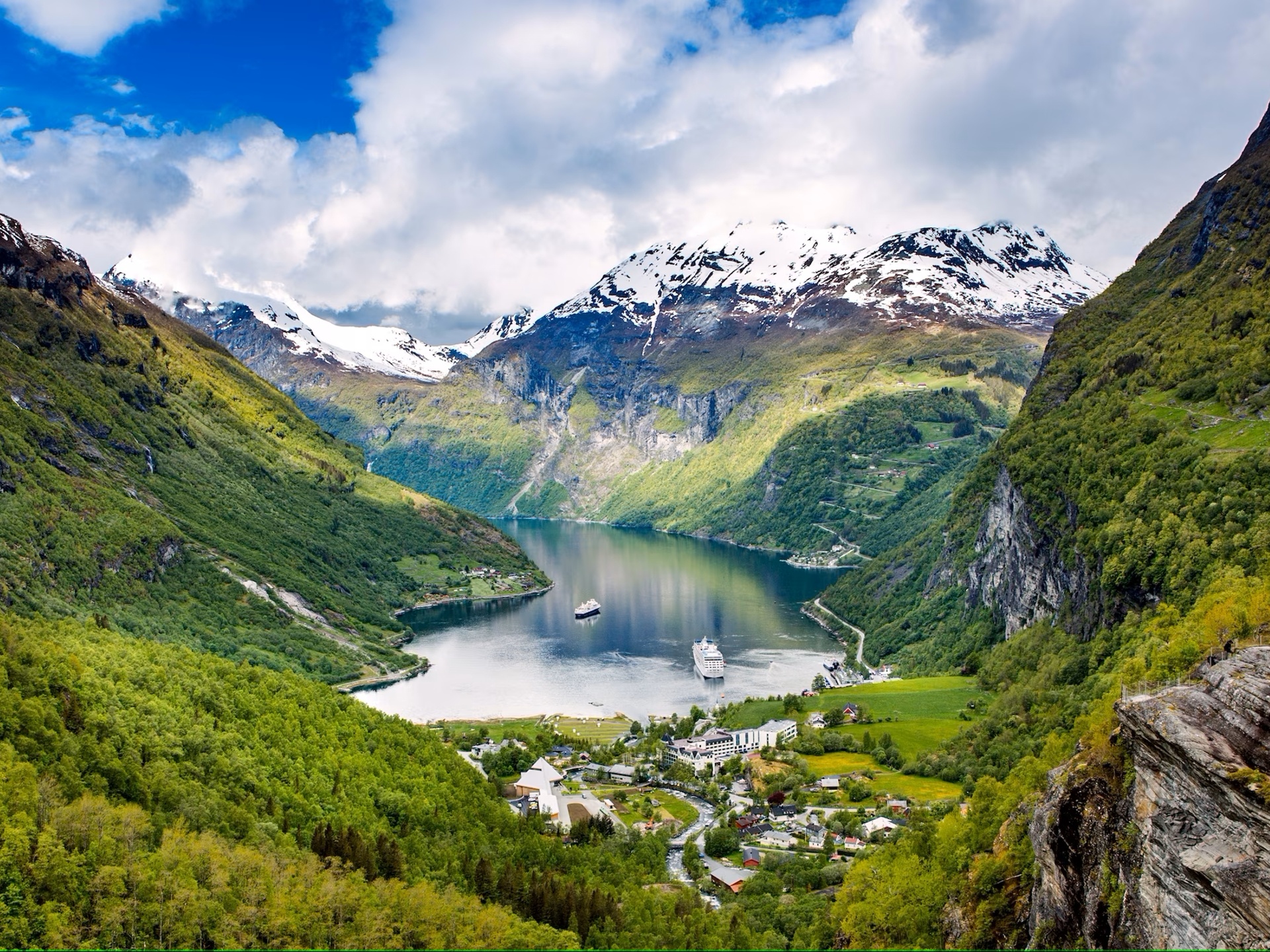 Geiranger: Malebná vesnice obklopená strmými horami a vodopády.