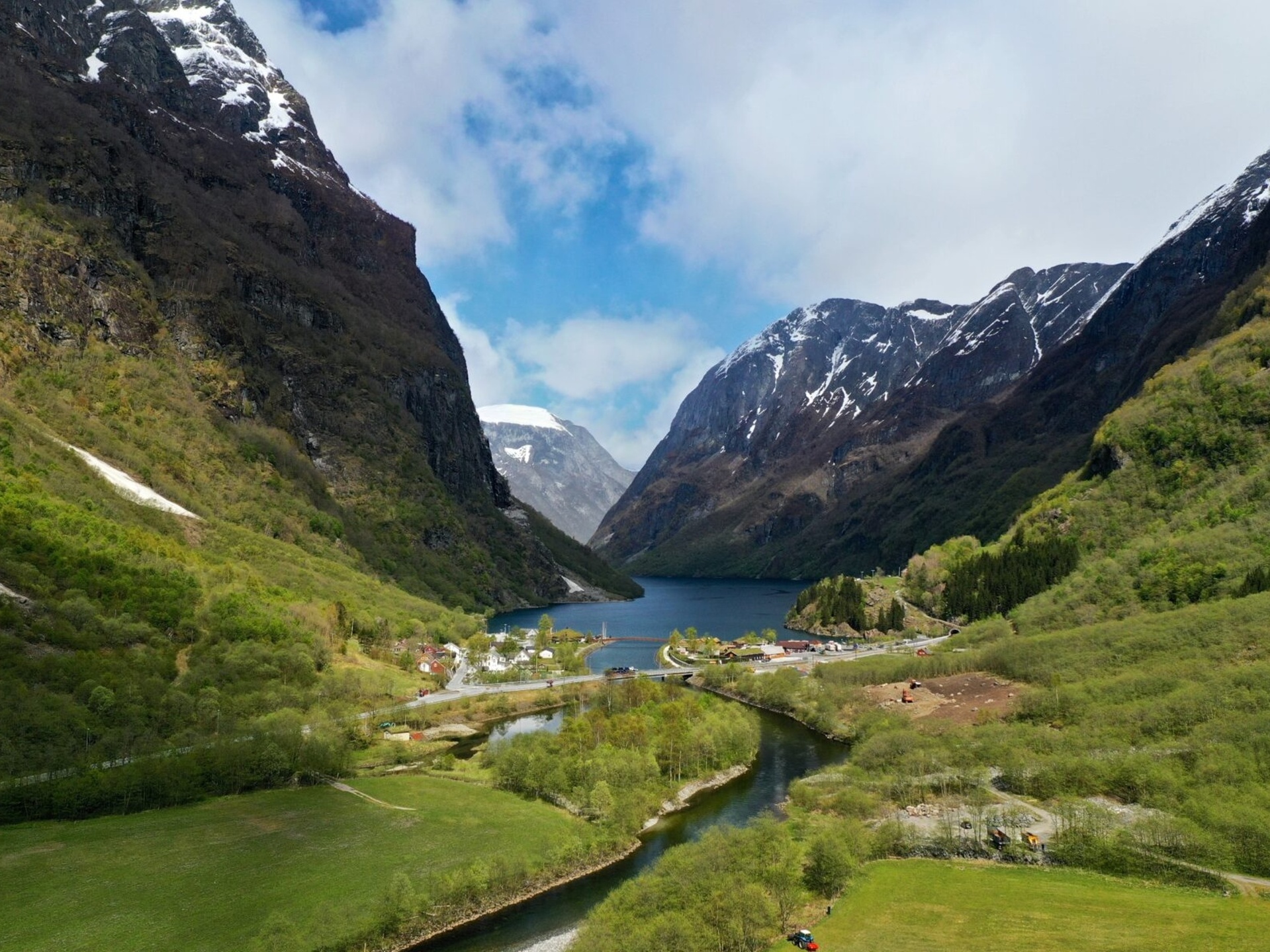 Gudvangen: Vesnice na konci Nærøyfjordu s autentickou vikingskou vesnicí.