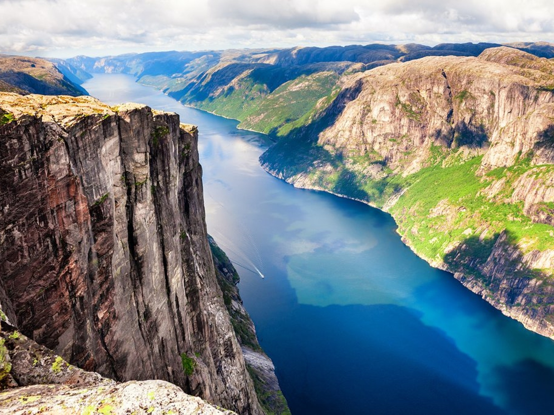 Lysefjord: Fjord známý svými strmými skalními stěnami.