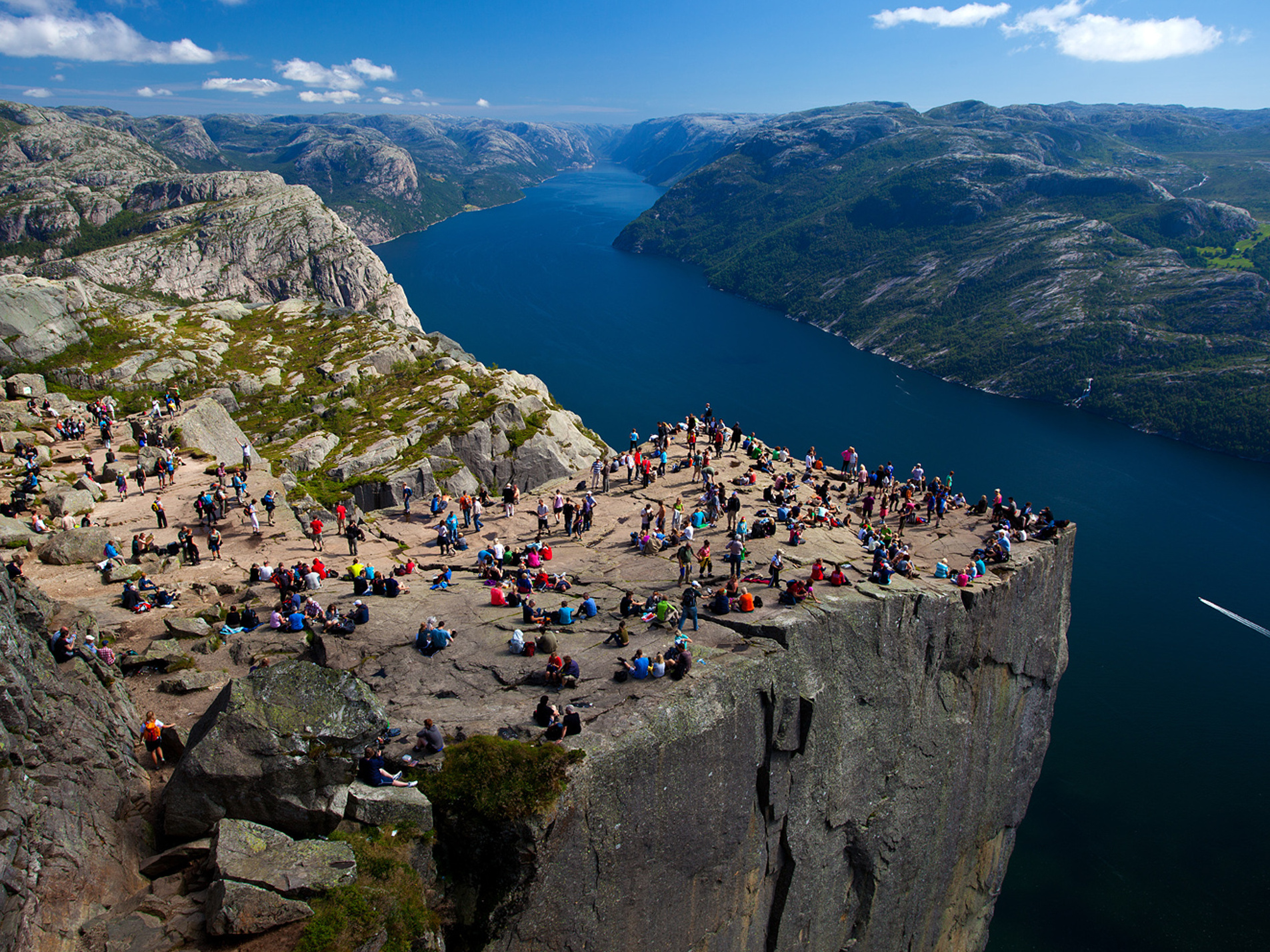 Preikestolen: Skalní plošina nabízející úchvatné výhledy na Lysefjord.